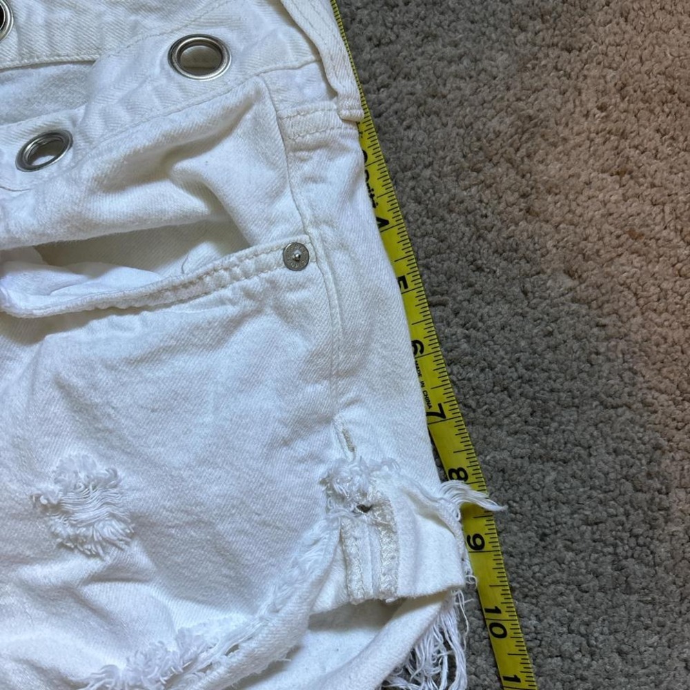 We The Free People Women's 28 White Cut Off Micro Short Grommet Waist Button Fly - Picture 6 of 7